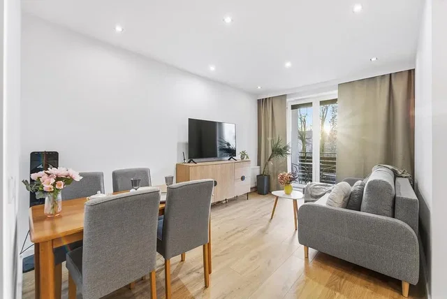Soggiorno; pavimento in legno, luce naturale, stile moderno