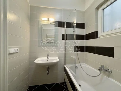 Bagno; pavimento in piastrelle, ristrutturato, luce naturale