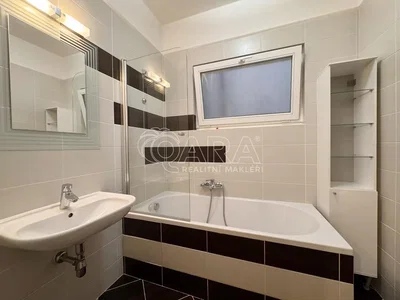 Bagno; pavimento in piastrelle, luce naturale