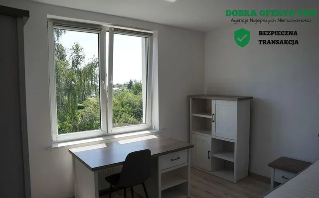 Camera da letto; luce naturale, pavimento in legno, vista