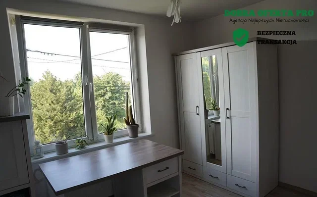 Camera da letto; luce naturale, pavimento in legno