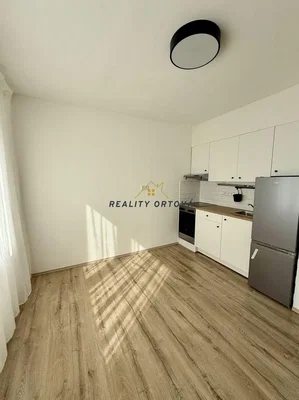 Cucina; elettrodomestici, pavimento in legno, luce naturale