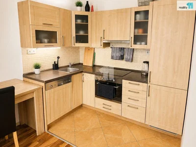 Cucina; elettrodomestici, pavimento in piastrelle, ristrutturato, luce naturale
