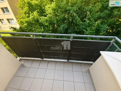 Balcone; pavimento in piastrelle, vista