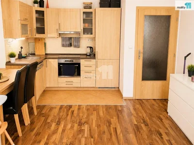 Cucina; elettrodomestici, pavimento in legno, luce naturale
