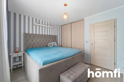 Camera da letto; luce naturale, stile moderno, pavimento in legno