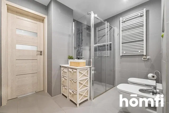 Toilette; pavimento in piastrelle, ristrutturato, luce naturale