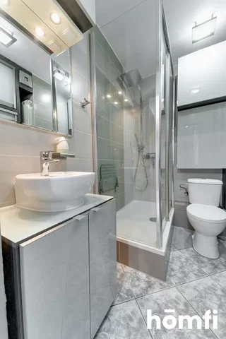 Toilette; pavimento in piastrelle, ristrutturato, luce naturale