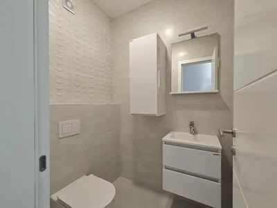 Toilet; tegelvloer, gerenoveerd, natuurlijk licht