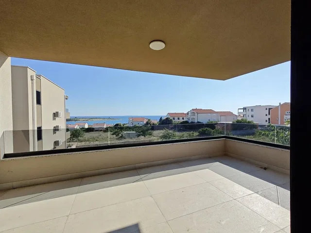Balcone; vista, pavimento in piastrelle, luce naturale