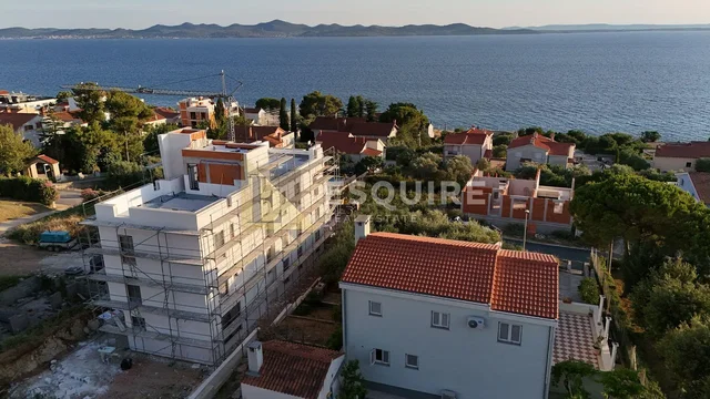 Casa y alrededores; vista, luz natural
