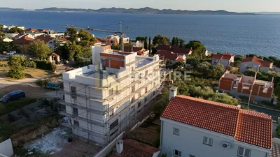 Maison et environs; vue, lumière naturelle
