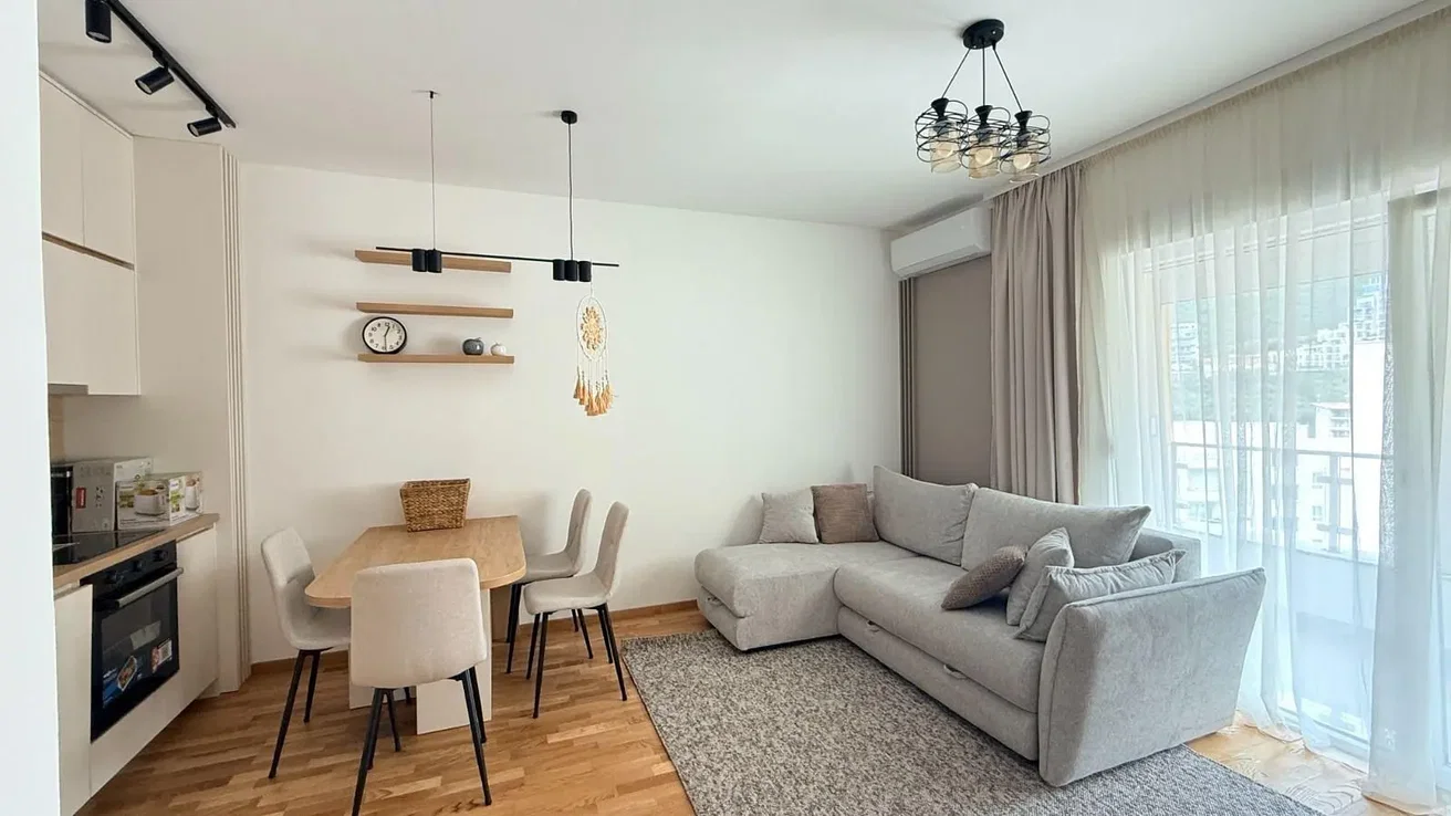 Soggiorno; pavimento in legno, luce naturale, stile moderno, elettrodomestici