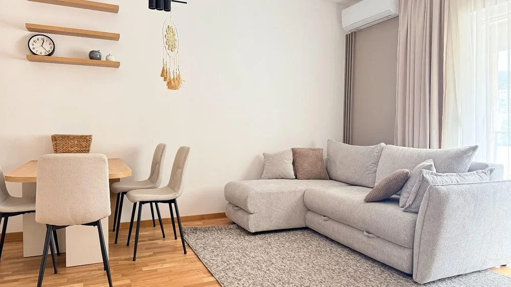 Soggiorno; luce naturale, pavimento in legno, stile moderno