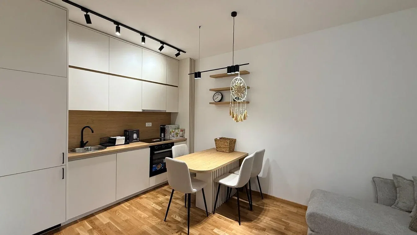 Cucina; elettrodomestici, pavimento in legno, luce naturale