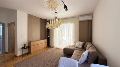 Soggiorno; luce naturale, stile moderno, pavimento in legno