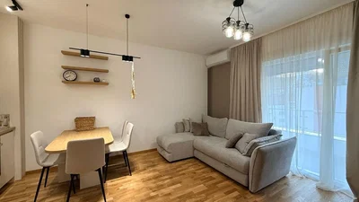 Soggiorno; pavimento in legno, luce naturale