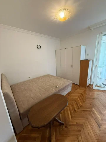 Camera da letto; pavimento in legno