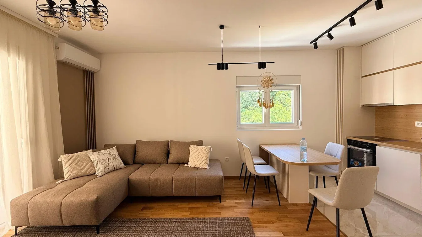 Soggiorno; luce naturale, pavimento in legno, stile moderno