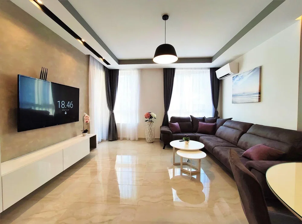 Soggiorno; pavimento in piastrelle, luce naturale, stile moderno