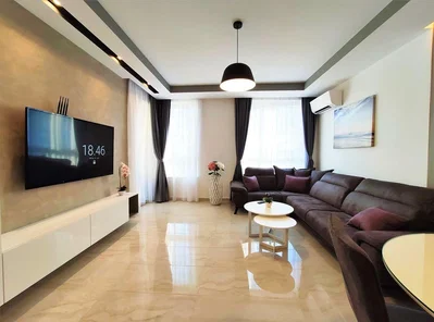 Soggiorno; pavimento in piastrelle, luce naturale, stile moderno