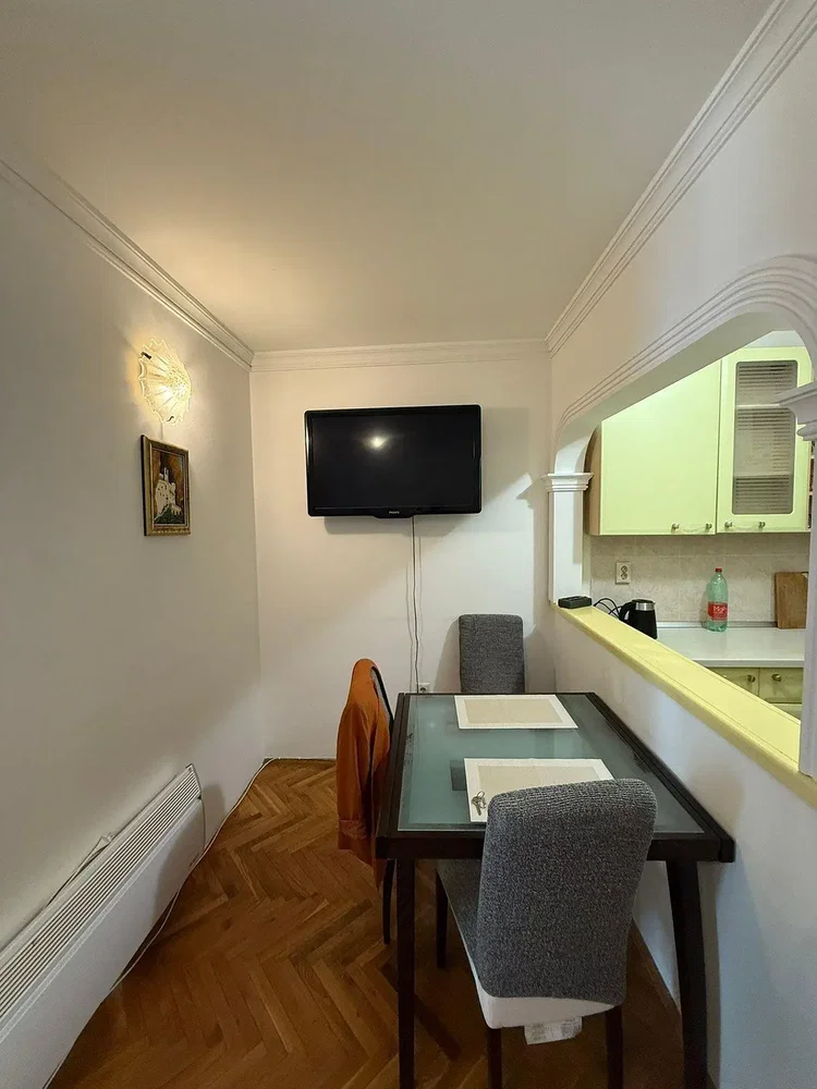 Cucina; elettrodomestici, pavimento in legno, luce naturale