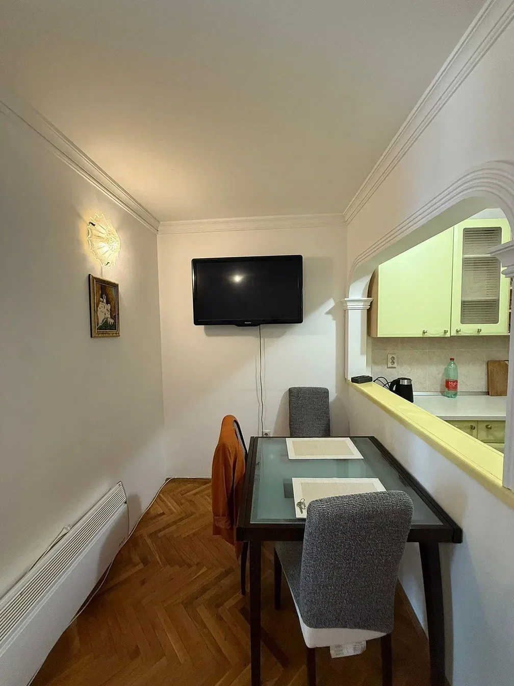 Cucina; elettrodomestici, pavimento in legno, luce naturale