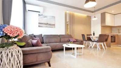 Soggiorno; luce naturale, stile moderno, pavimento in legno