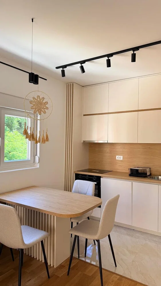 Cucina; elettrodomestici, luce naturale, stile moderno, pavimento in legno, pavimento in piastrelle