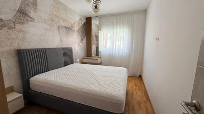 Camera da letto; pavimento in legno, luce naturale