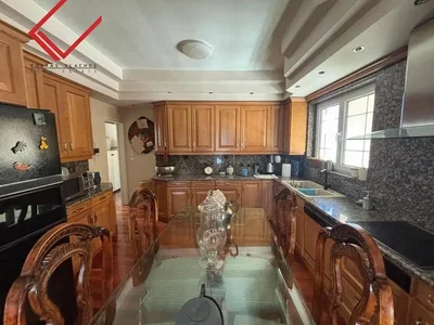 Cucina; elettrodomestici, pavimento in legno, luce naturale