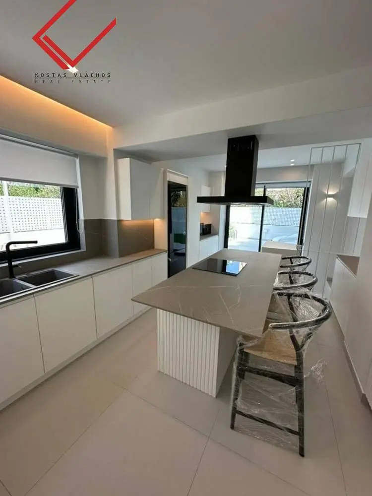 Cucina; elettrodomestici, pavimento in piastrelle, luce naturale, stile moderno