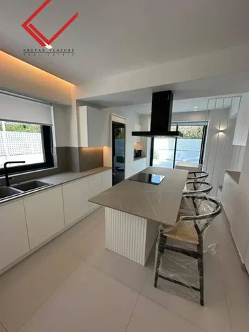 Cucina; elettrodomestici, pavimento in piastrelle, luce naturale, stile moderno