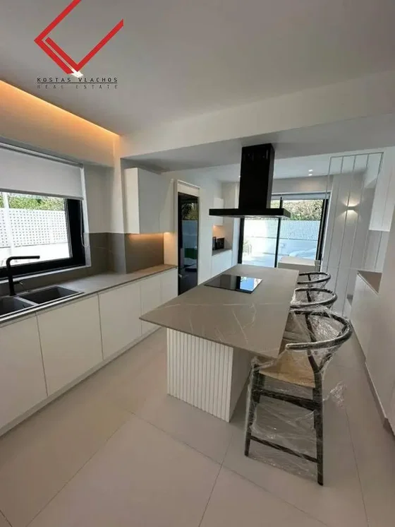 Cucina; elettrodomestici, pavimento in piastrelle, luce naturale, stile moderno