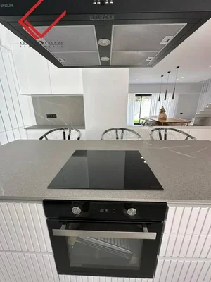 Cucina; elettrodomestici, luce naturale, stile moderno