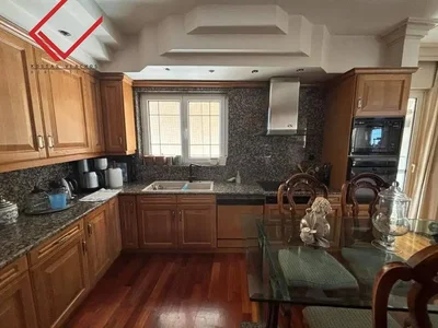 Cucina; pavimento in legno, elettrodomestici