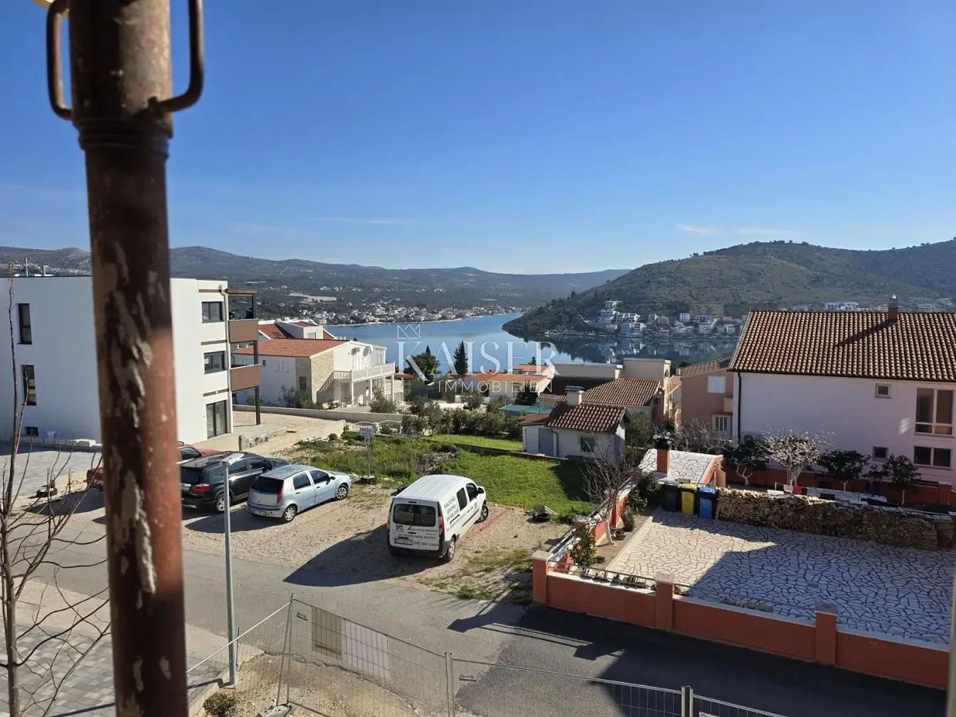 Maison et environs; vue, lumière naturelle