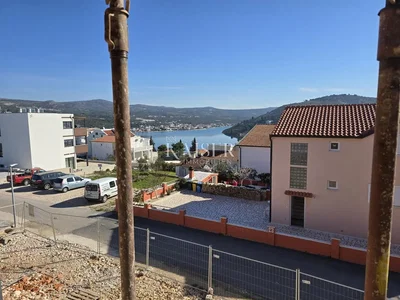 Maison et environs; vue, lumière naturelle