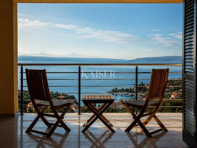 Balcone; vista, pavimento in piastrelle