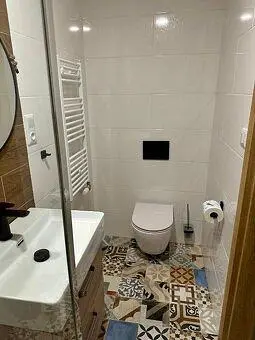 Toalet; pločice, renoviran, prirodna svjetlost