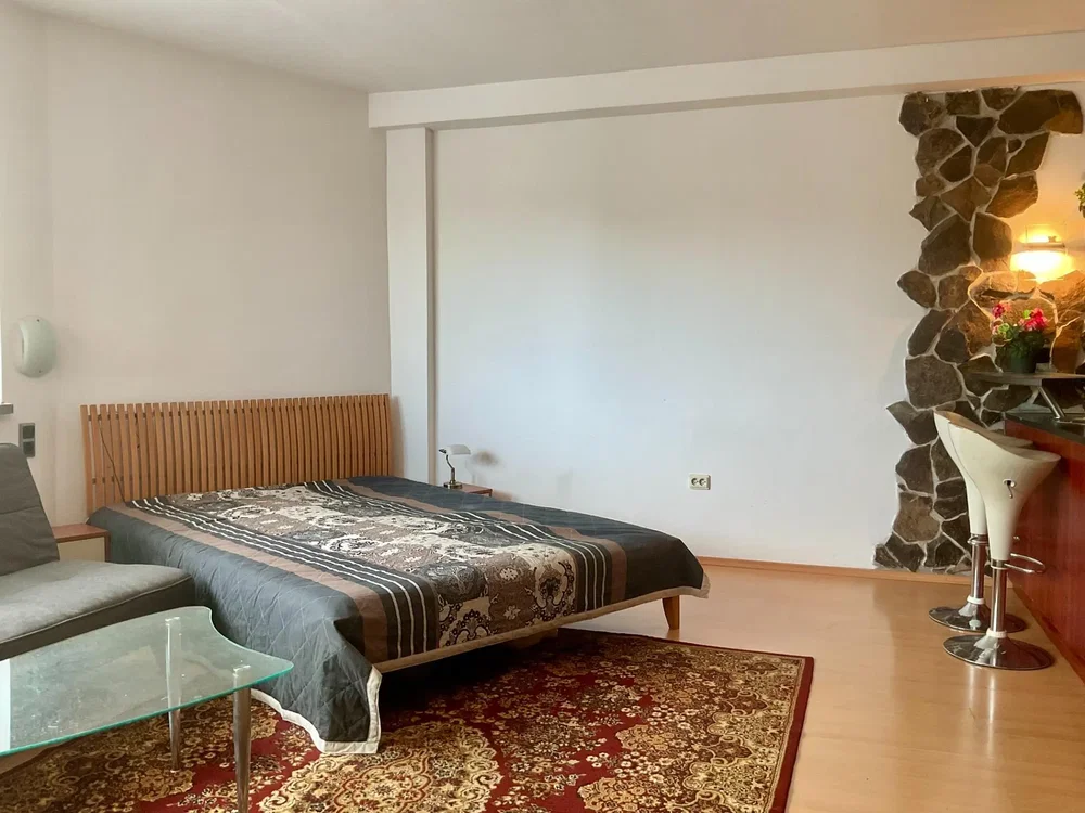 Quarto; chão de madeira, luz natural