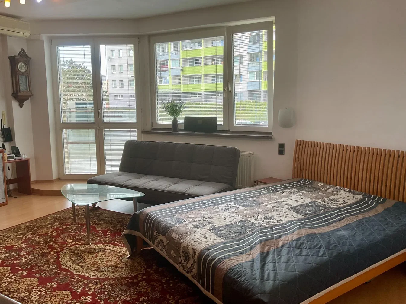 Quarto; luz natural, chão de madeira