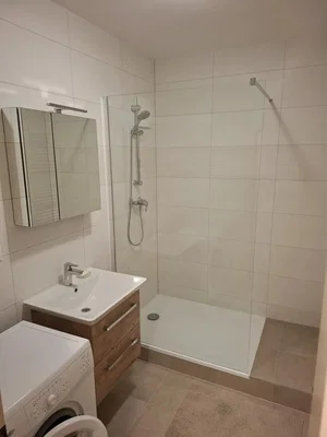 Badkamer; tegelvloer, gerenoveerd, natuurlijk licht