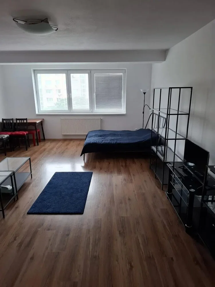 Slaapkamer; houten vloer, natuurlijk licht