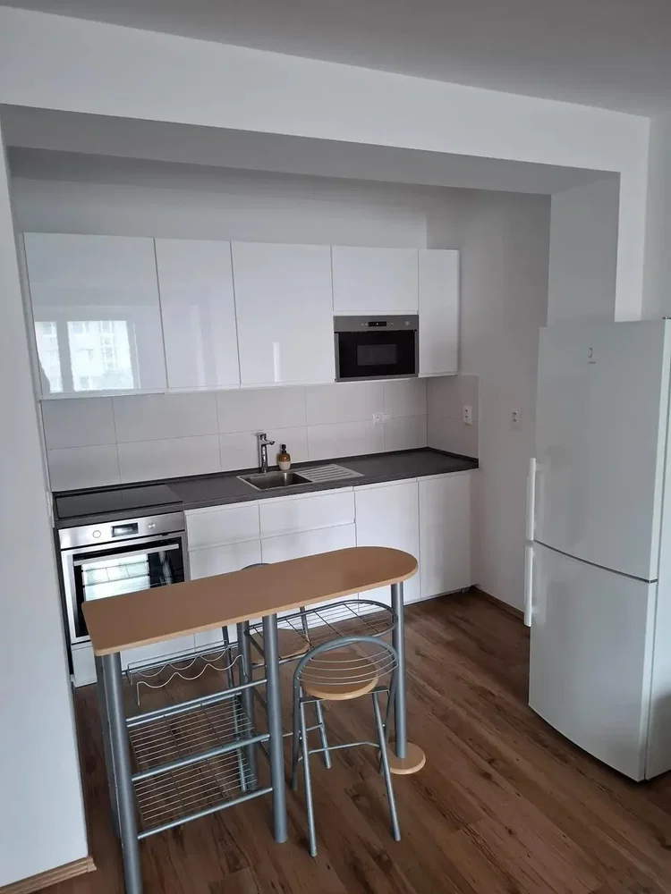 Keuken; keukenapparatuur, tegelvloer, houten vloer