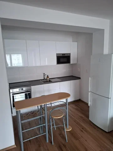 Kuchnia; sprzęt kuchenny, podłoga z płytek, podłoga drewniana