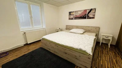 Schlafzimmer; holzboden, tageslicht