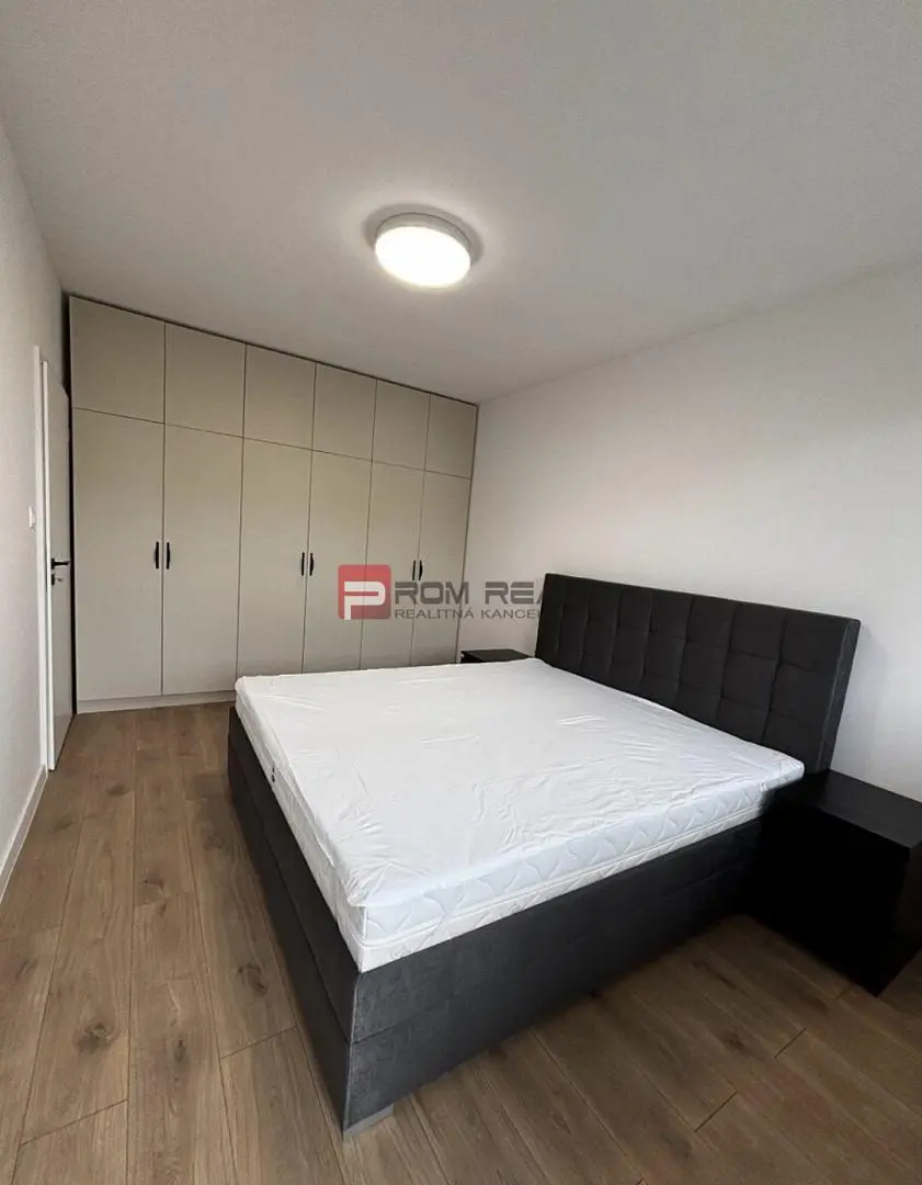 Camera da letto; pavimento in legno, luce naturale