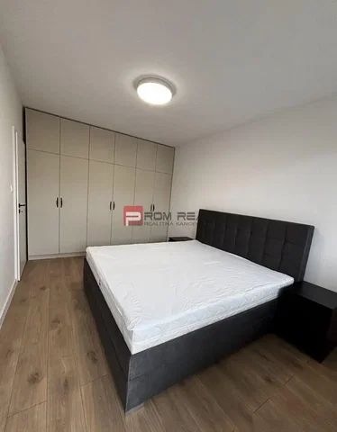 Camera da letto; pavimento in legno, luce naturale