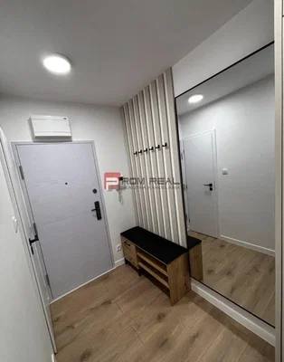 Guardaroba; pavimento in legno, ristrutturato, luce naturale